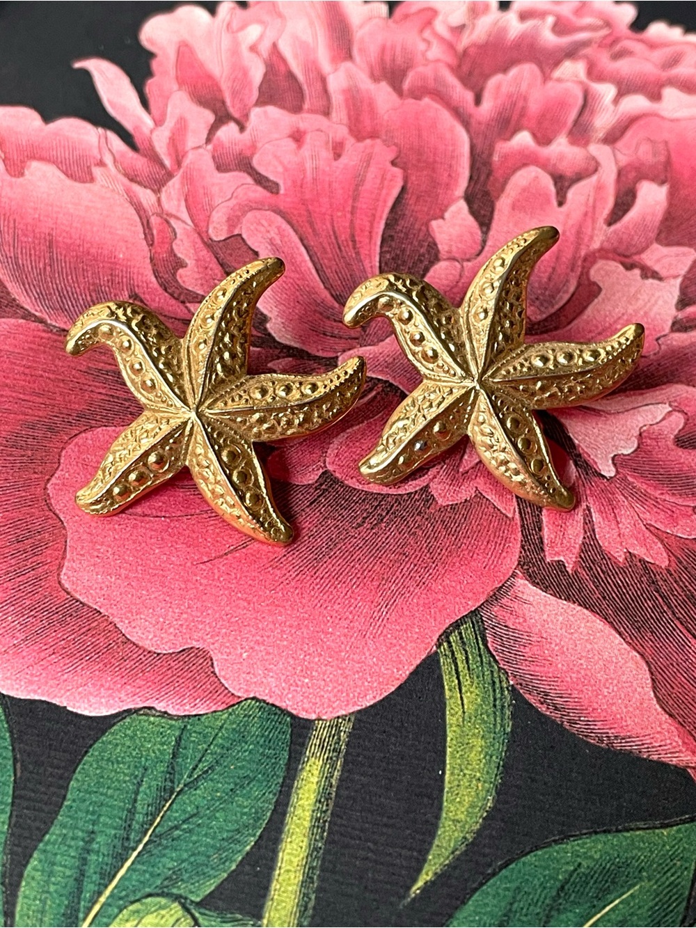 Vintage textured goldtone starfish post earrings beachy vacation